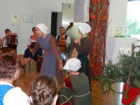 2016_08_14 15 marktfrauen der agnes-bernauer-kindertheatergruppe mit schauspielerischer einlage